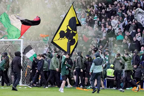 اشتباكات عنيفة بين جماهير سيلتيك ورينجرز بعد مباراة ربع نهائي كأس اسكتلندا (صور)